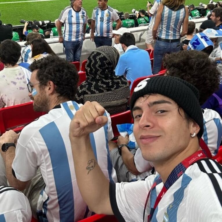 Las imágenes de China Suárez y Rusherking alentando eufóricos y enamorados a Argentina en el Mundial de Qatar 2022
