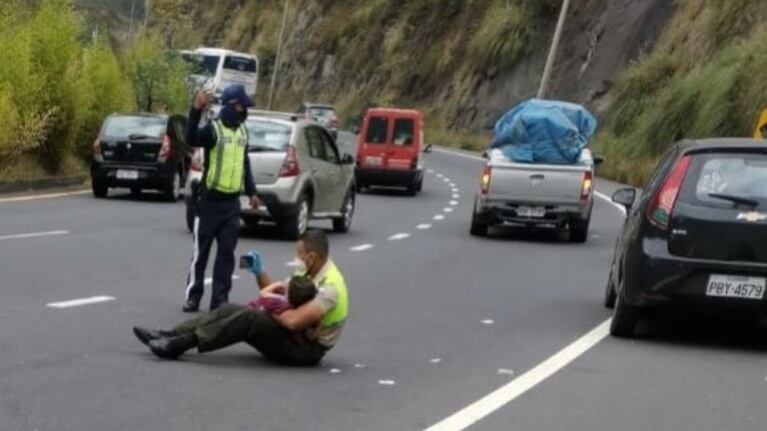Las imágenes de un policía calmando a un niño luego de un brutal accidente se hacen virales 