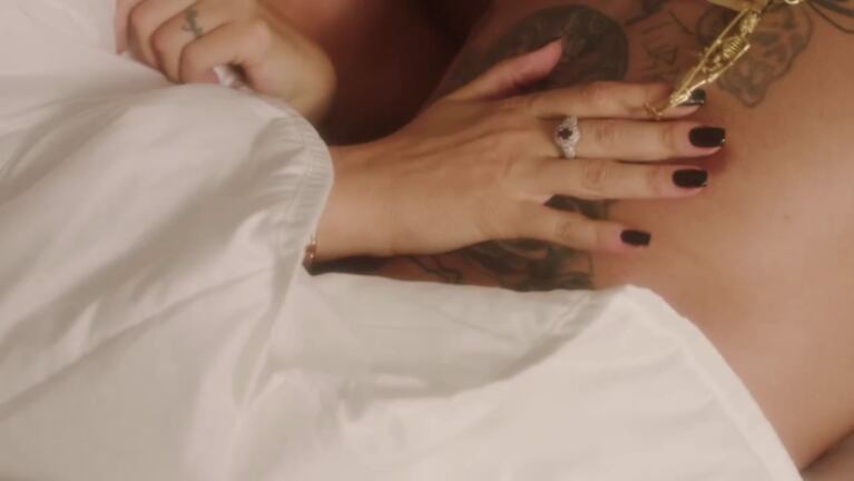 Las imágenes de Wanda Nara y L-Gante sin ropa y en la cama para protagonizar en un videoclip