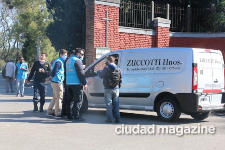 Las imágenes del conmovedor último adiós a Hugo Arana en el cementerio de Chacarita