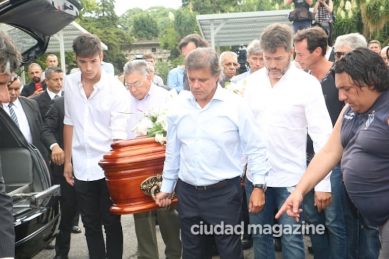 Las imágenes del doloroso último adiós a Débora Pérez Volpin en el Cementerio de la Chacarita