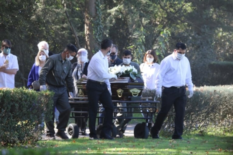 Las imágenes del doloroso último adiós a Sergio Denis en el cementerio de Pilar
