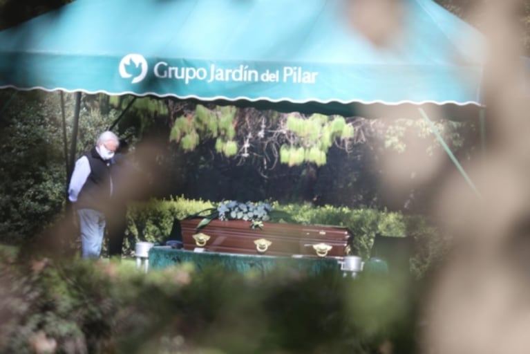 Las imágenes del doloroso último adiós a Sergio Denis en el cementerio de Pilar