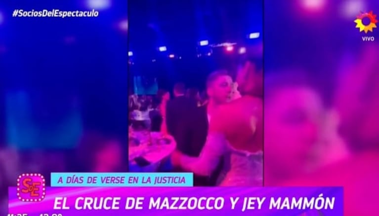 Las imágenes del tenso encuentro de Jey Mammon y Karina Mazzocco en los Martín Fierro: "Él está muy enojado"