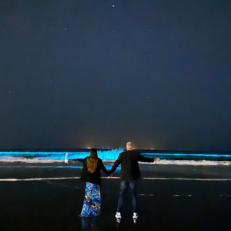 Las impactantes fotos del mar iluminado que Barby Franco y Fernando Burlando presenciaron en Uruguay