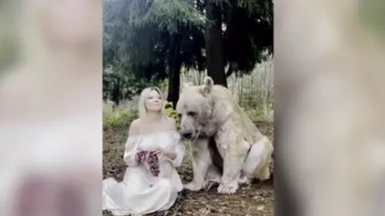 Las impresionantes fotos de esta chica y un oso: alucinante