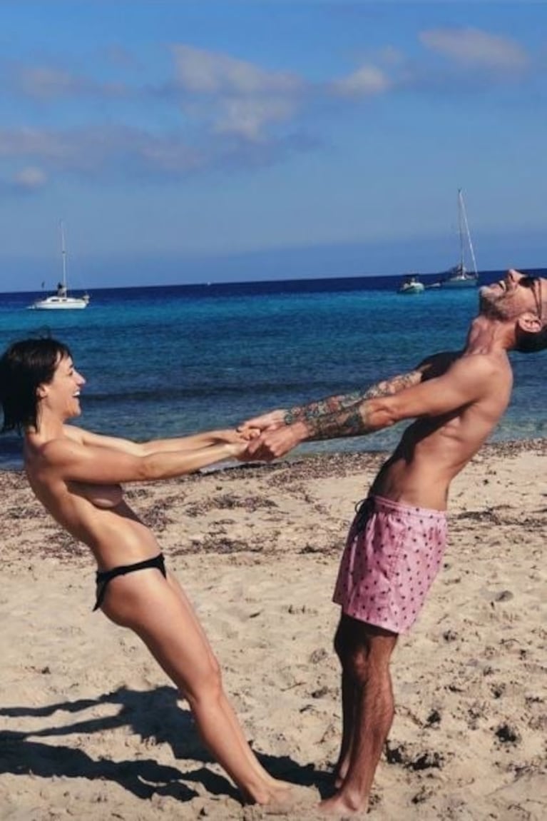 Las jugadas fotos de Camila Salazar y su esposo en una playa nudista: "Amo esta libertad"