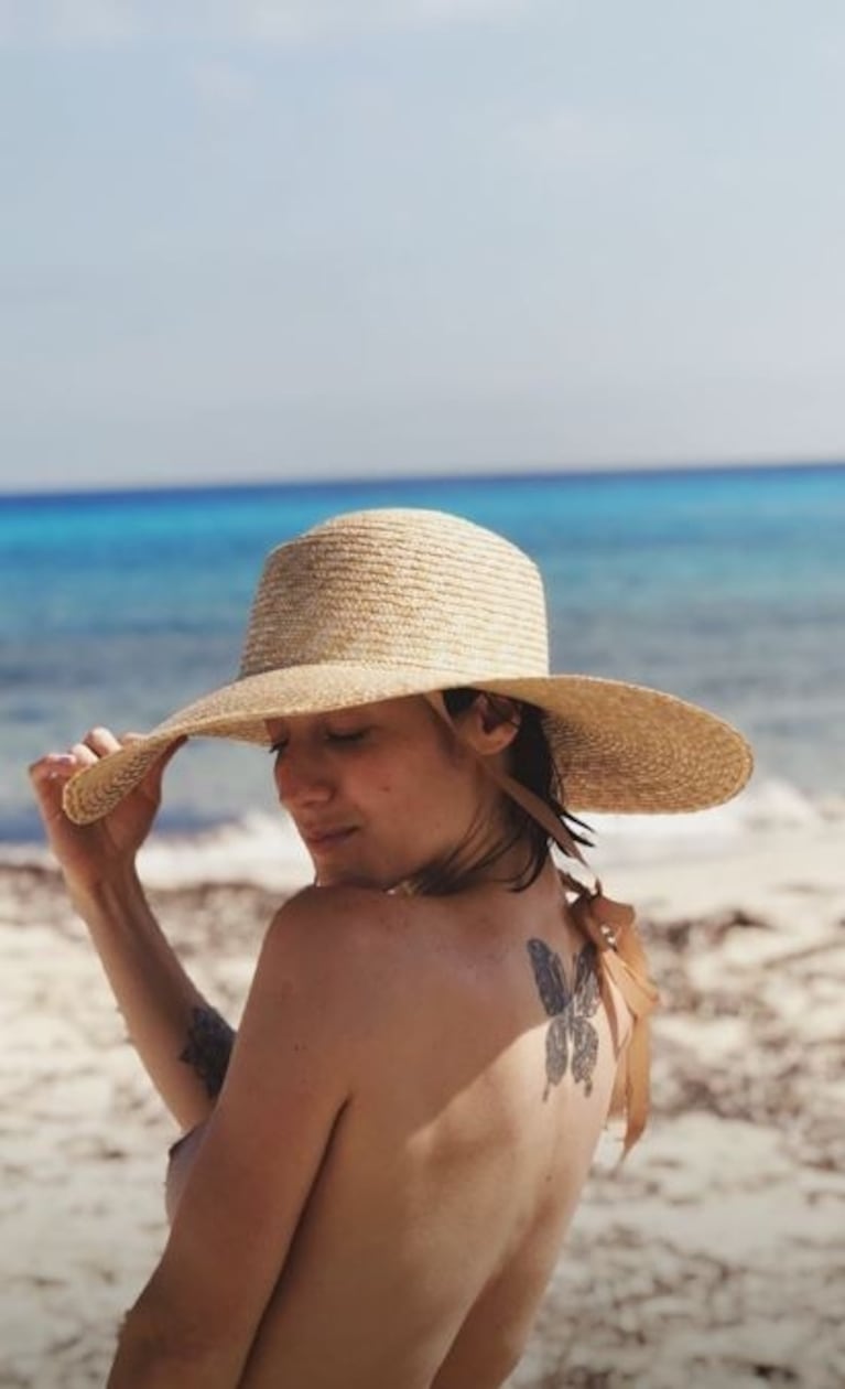 Las jugadas fotos de Camila Salazar y su esposo en una playa nudista: "Amo esta libertad"