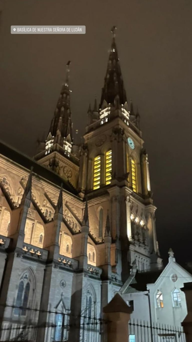 Las lágrimas de Pampita al llegar a la Basílica de Luján y encontrarse con la Virgen: "Lloramos bajo la lluvia con el corazón en la mano"