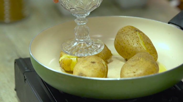 Las papas se pueden aplastar con una copa de vino. Foto: Cucinare TV