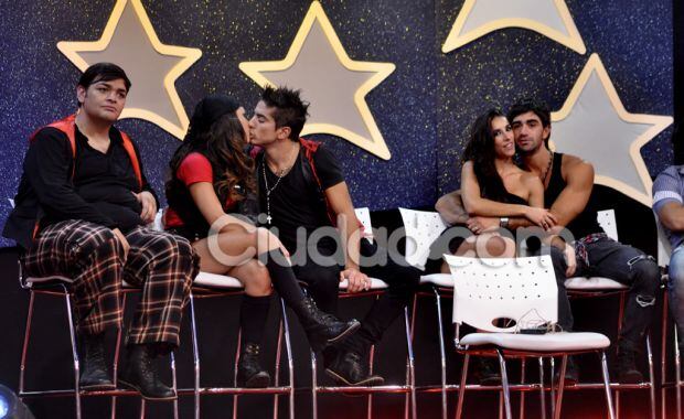 Las parejitas del programa, Yana con Augusto y Clara con Fefe, no pararon de mimarse (Foto: Jennifer Rubio). 