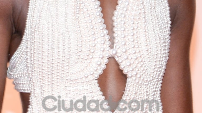 Las perlas del vestido robado de Lupita Nyong o. (Foto: Grosby Group)