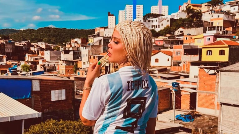Las pícaras fotos de Wanda Nara en bombacha desde una pelopincho y luciendo la camiseta de Argentina en Brasil.