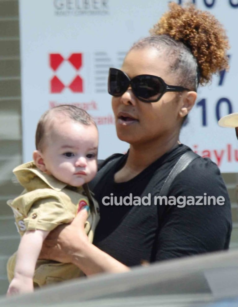 Las primeras fotos de Janet Jackson con su bebé de seis meses, paseando en Nueva York tras separarse de su pareja 
