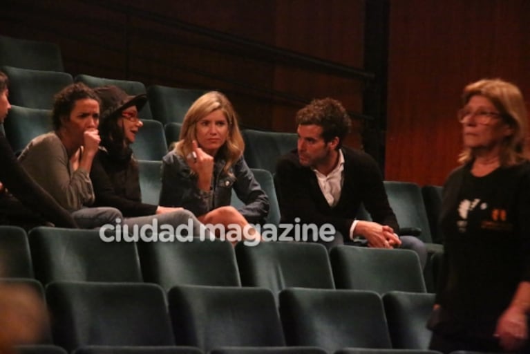 Las primeras fotos de Nicolás Cabré y Laurita Fernández como novios: salida al teatro y manito cariñosa