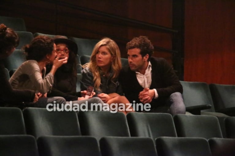 Las primeras fotos de Nicolás Cabré y Laurita Fernández como novios: salida al teatro y manito cariñosa