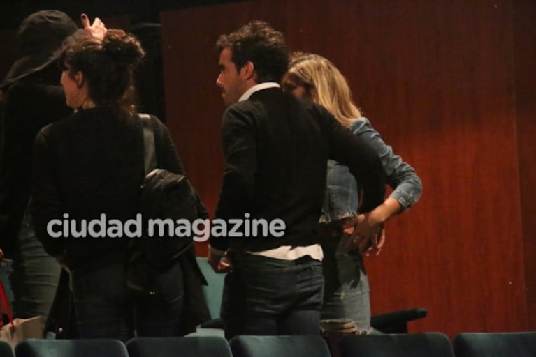 Las primeras fotos de Nicolás Cabré y Laurita Fernández como novios: salida al teatro y manito cariñosa