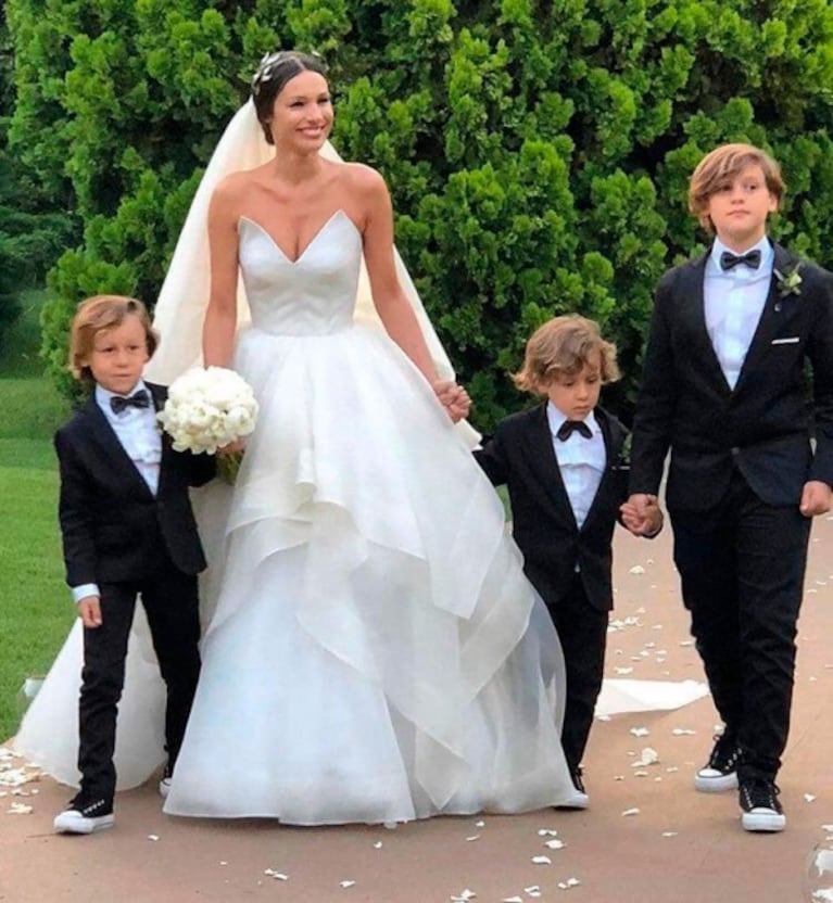  Las primeras fotos de Pampita con el vestido de novia, de la mano de sus hijos camino al altar