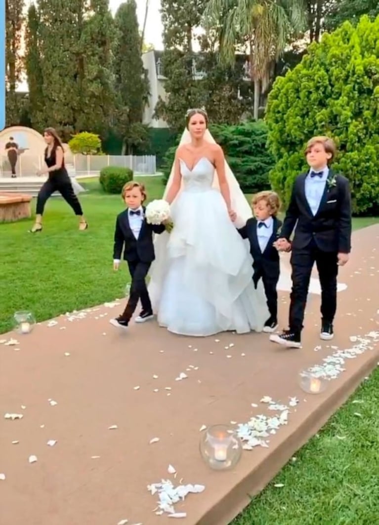  Las primeras fotos de Pampita con el vestido de novia, de la mano de sus hijos camino al altar