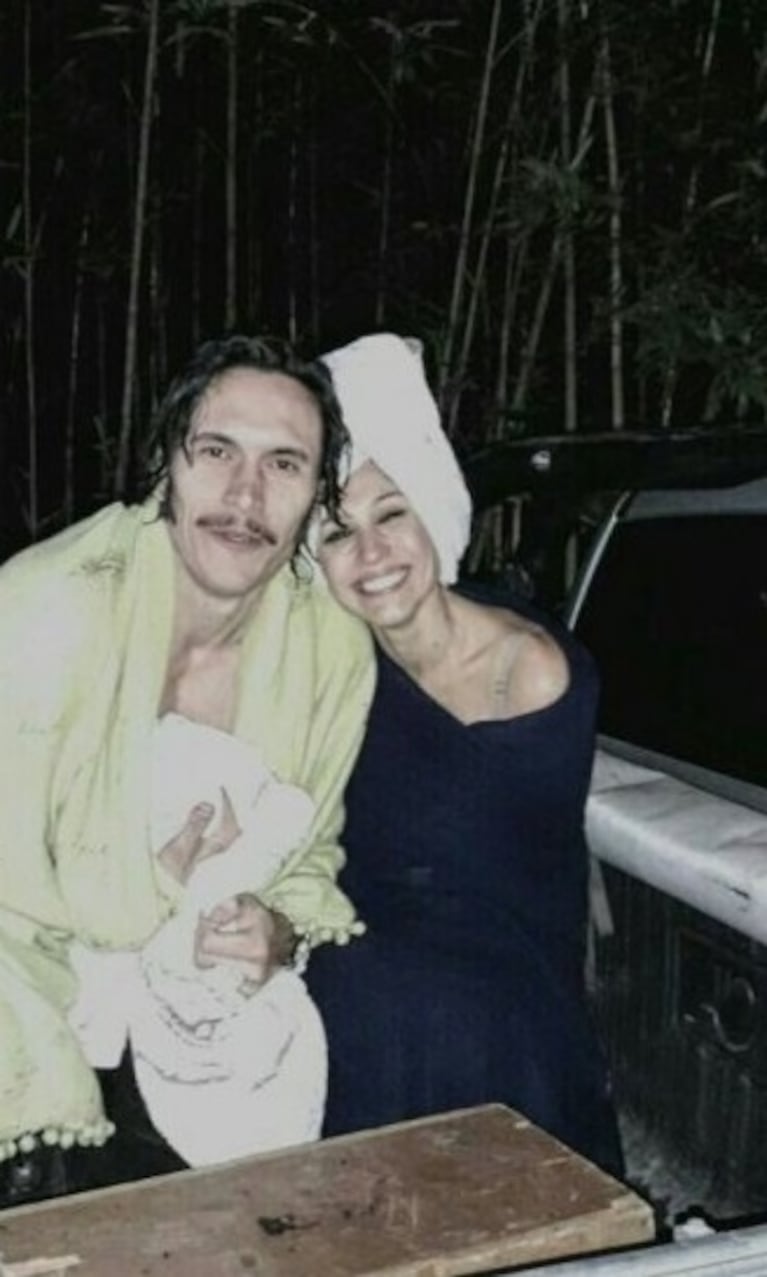 Las primeras fotos de Pampita y Mónica Antonópulos (¡pasadas por agua!) en el backstage de Desearás... al hombre de tu hermana