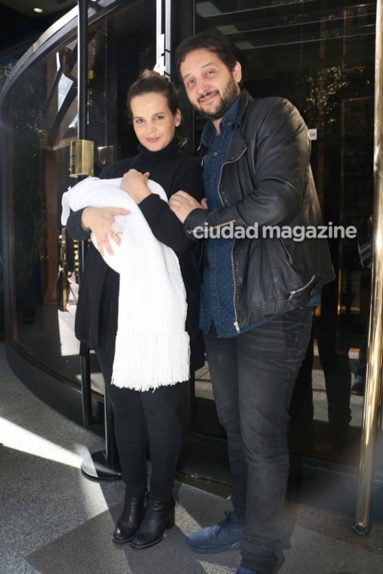 Las primeras fotos de Sabrina Garciarena y Germán Paoloski junto a su bebé, Beltrán, tras recibir el alta médica