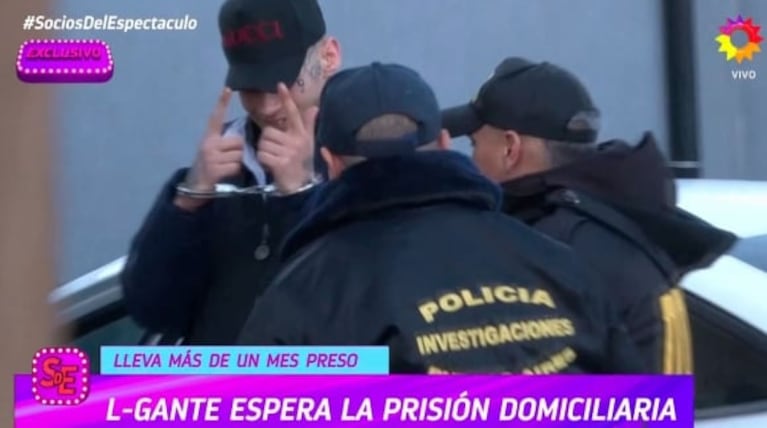 Las primeras imágenes de L-Gante esposado, a un mes de su detención: "Se lo ve de buen humor"