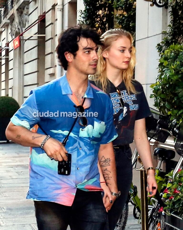 Las románticas fotos de Joe Jonas y Sophie Turner, a los arrumacos en un parque de París 