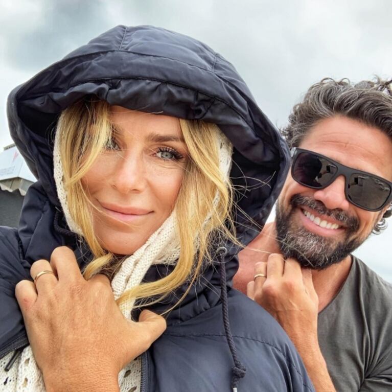 Las románticas postales de Sabrina Rojas y Luciano Castro disfrutando de la playa ¡abrigadísimos!: "Marpla"