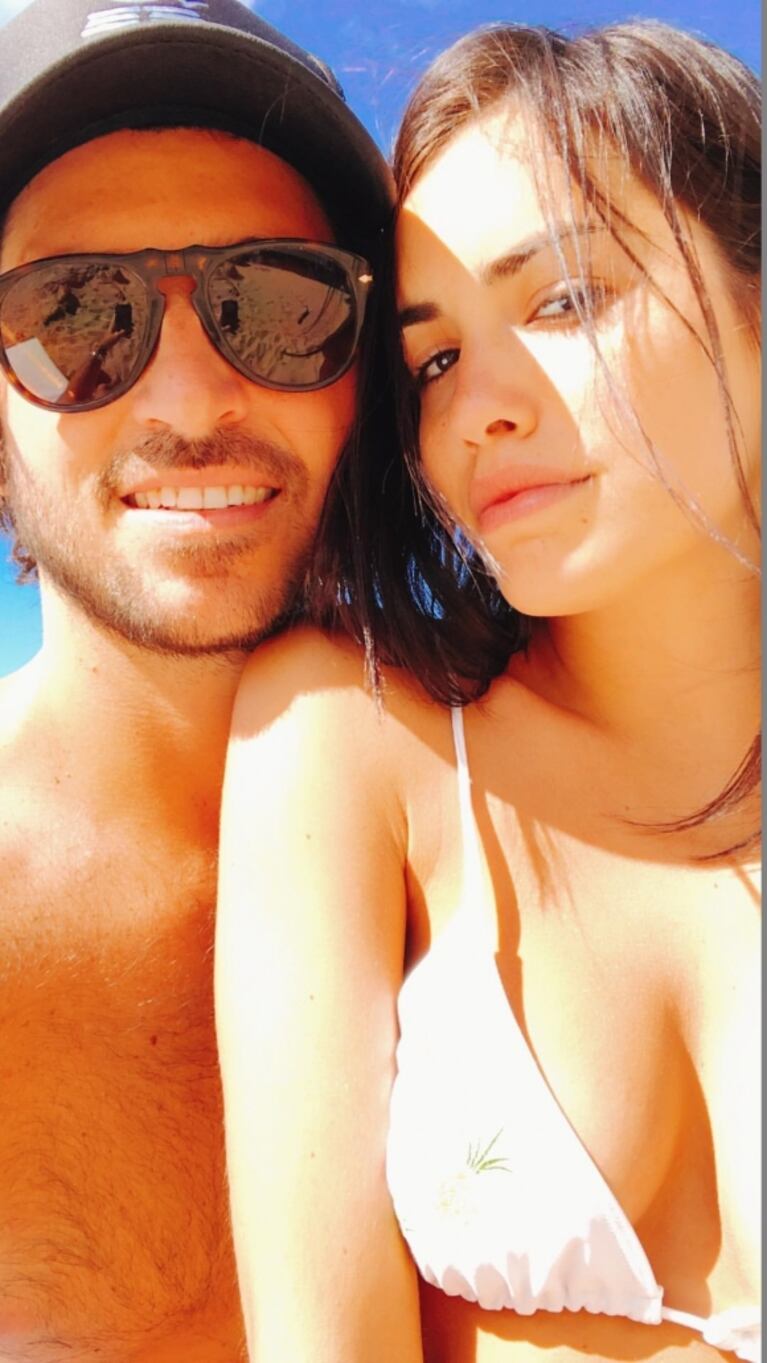 Las románticas selfies de Lali Espósito y Santiago Mocorrea en la playa