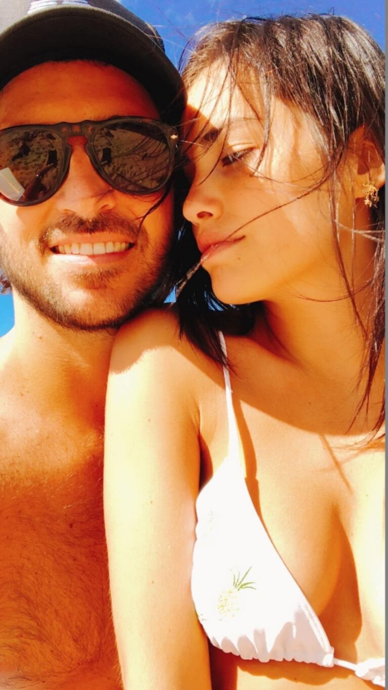 Las románticas selfies de Lali Espósito y Santiago Mocorrea en la playa