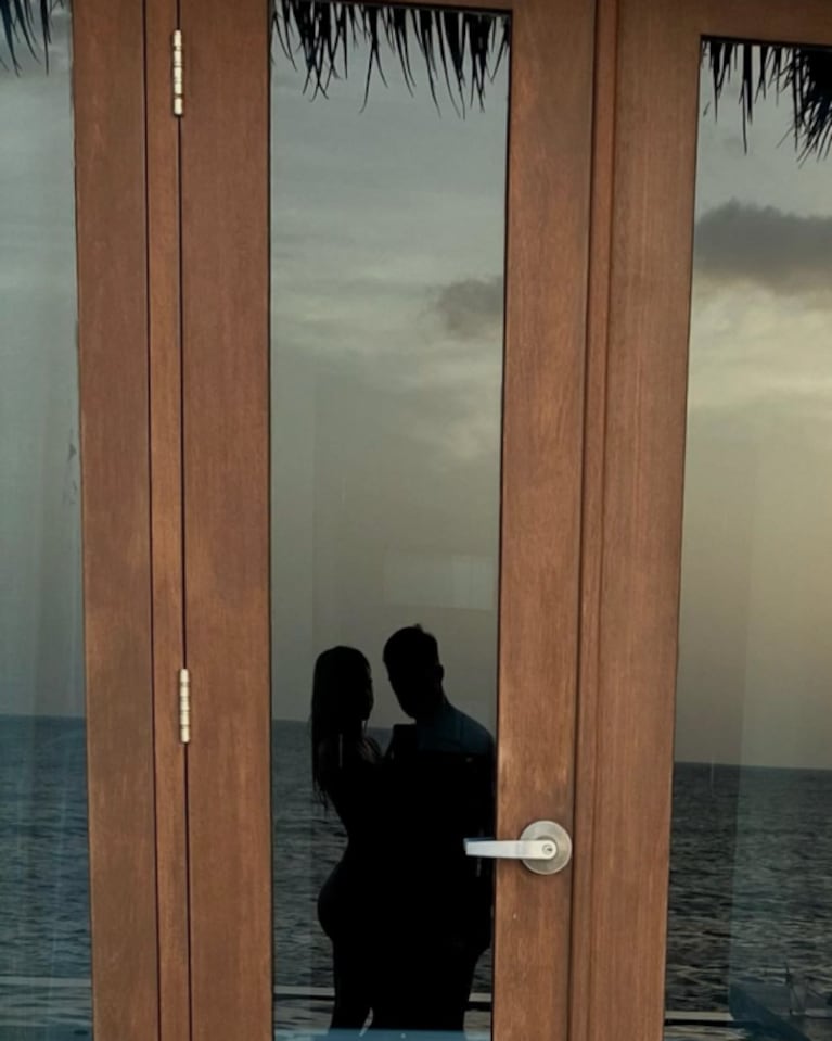 Las románticas vacaciones de Alexis Mac Allister y Ailén Cova en una isla paradisíaca