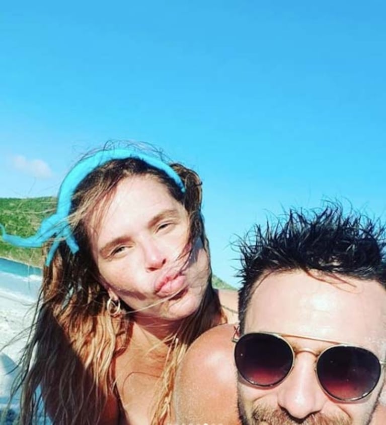 Las románticas vacaciones de Nazarena Vélez y Santiago Caamaño en Brasil: "Vida feliz"