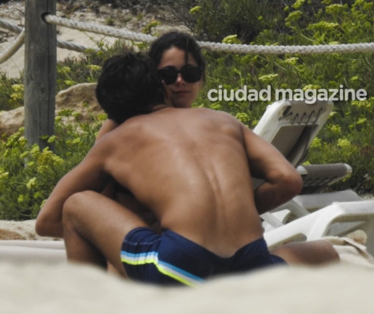 Las románticas vacaciones de Tini Stoessel y Pepe Barroso Silva: mimos y relax en la playa de Formentera 