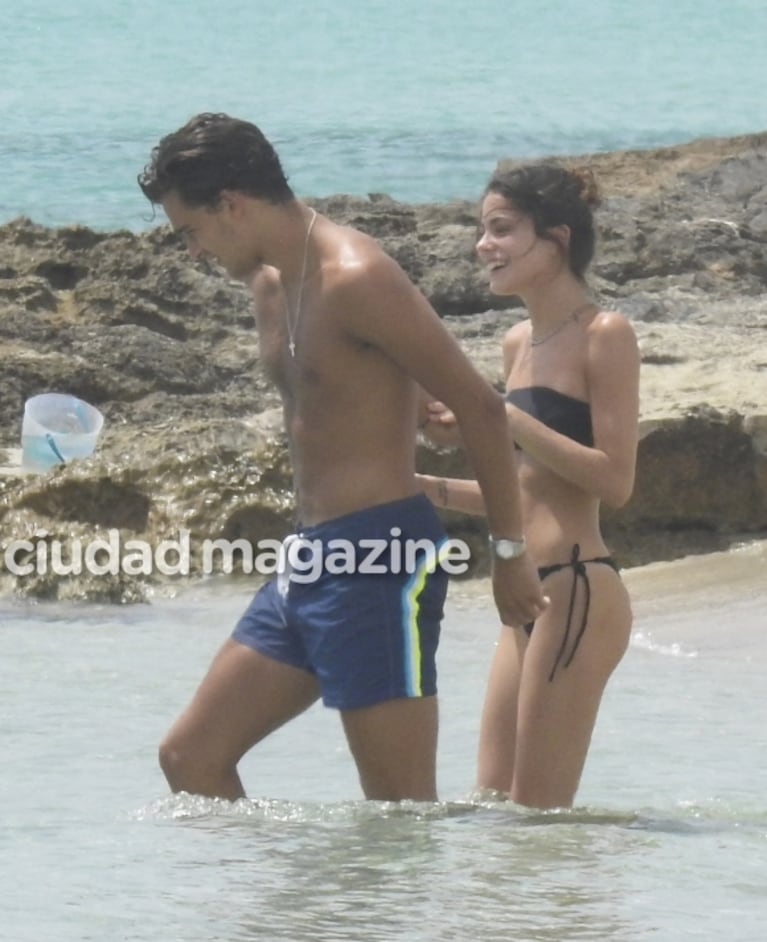 Las románticas vacaciones de Tini Stoessel y Pepe Barroso Silva: mimos y relax en la playa de Formentera 