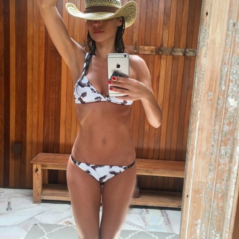 Las selfies sexies de Pampita, una diosa "solita" en Punta del Este: mirá su lomazo en bikini 