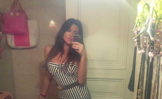 Las sensuales autofotos de Karina Jelinek en su baño (Foto: Twitter).