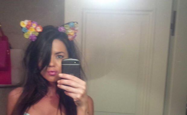 Las sensuales autofotos de Karina Jelinek en su baño (Foto: Twitter).