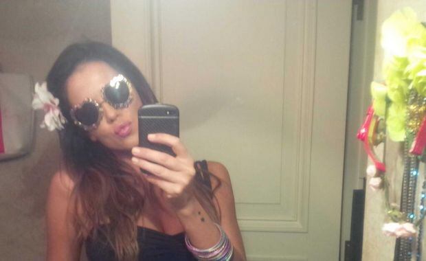 Las sensuales autofotos de Karina Jelinek en su baño (Foto: Twitter).