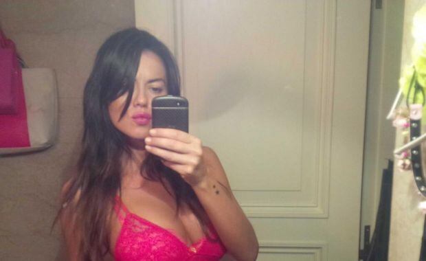Las sensuales autofotos de Karina Jelinek en su baño (Foto: Twitter).