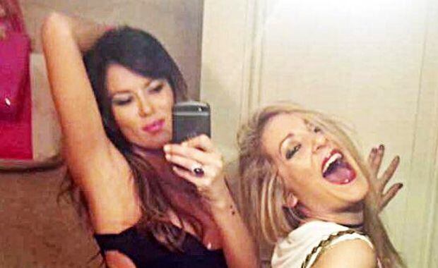 Las sensuales autofotos de Karina Jelinek en su baño (Foto: Twitter).