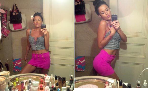 Las sensuales autofotos de Karina Jelinek en su baño (Fotos: Twitter).