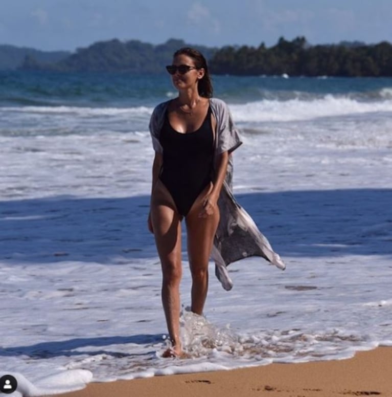 Las sensuales fotos playeras de Silvina Luna en Panamá: "Cuando te hacés la linda y te lleva la ola"