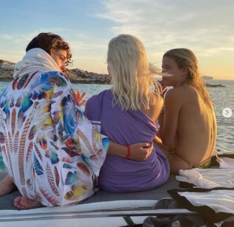 Las sensuales y divertidas postales de Lali Espósito pasándola increíble con sus amigos en Ibiza: "Mi escudo de amor"