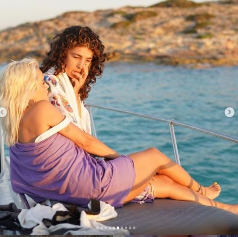 Las sensuales y divertidas postales de Lali Espósito pasándola increíble con sus amigos en Ibiza: "Mi escudo de amor"