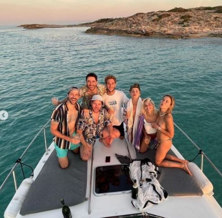 Las sensuales y divertidas postales de Lali Espósito pasándola increíble con sus amigos en Ibiza: "Mi escudo de amor"