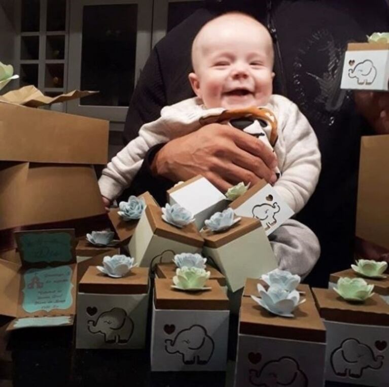 Las 'tarjecajas' súper tiernas para el bautismo del hijo Flavio Mendoza