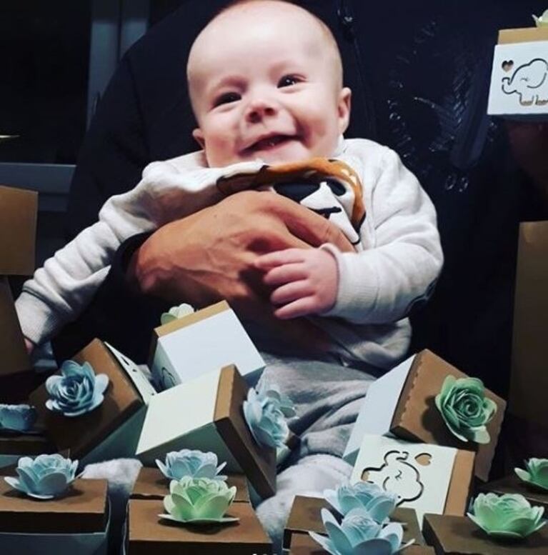 Las 'tarjecajas' súper tiernas para el bautismo del hijo Flavio Mendoza