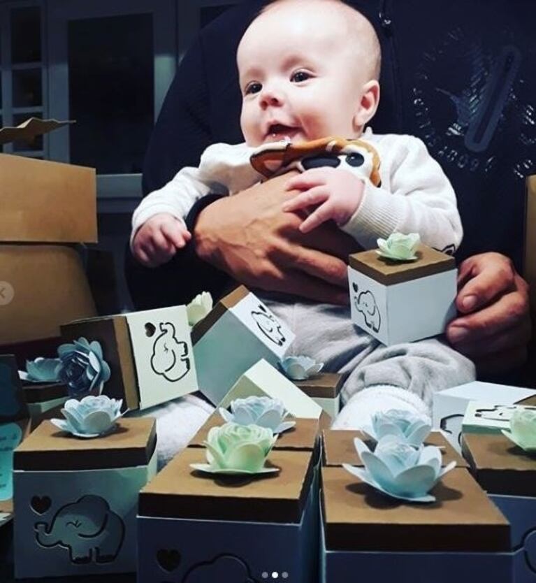 Las 'tarjecajas' súper tiernas para el bautismo del hijo Flavio Mendoza