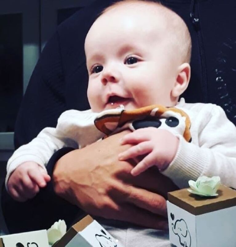 Las 'tarjecajas' súper tiernas para el bautismo del hijo Flavio Mendoza