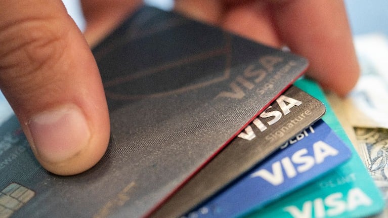 Las tarjetas de crédito mantendrán el tope de 43% para financiar saldos de hasta $200.000. Foto: AP.